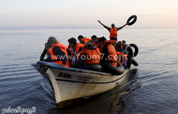 بالصور.. وصول قارب يحمل لاجئون سوريون إلى جزيرة ليسبوس اليونانية