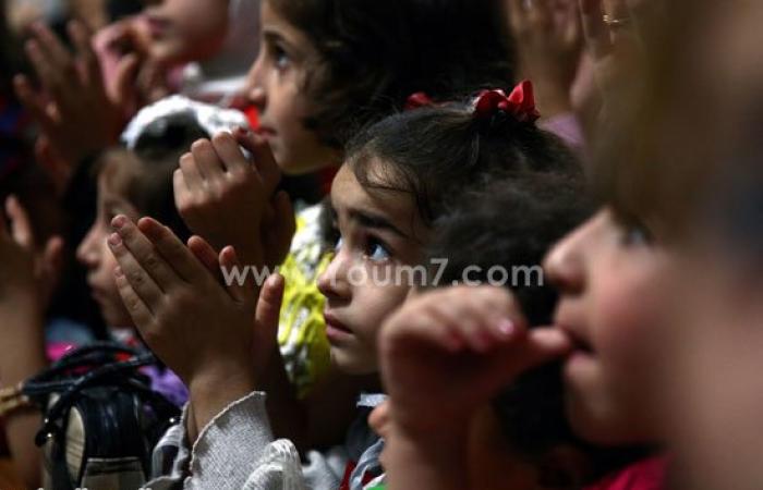 بالصور.. مسرح عرائس للأطفال السوريين اليتامى فى "دوما" معقل المعارضة السورية