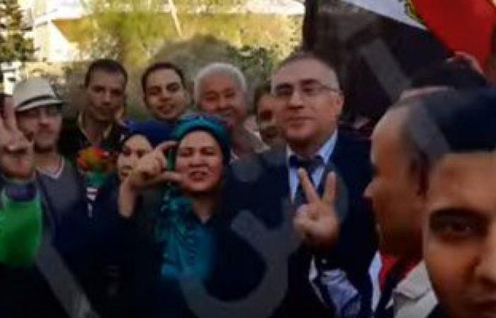 بالفيديو..مصريون بلبنان يهتفون للسيسى وسط كثافة إقبال بالتصويت فى الانتخابات