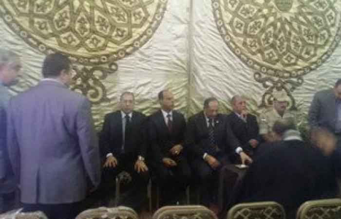 بالصور..محافظ سوهاج و مدير الأمن يقدمون العزاء فى شهيد العريش بمسقط رأسه