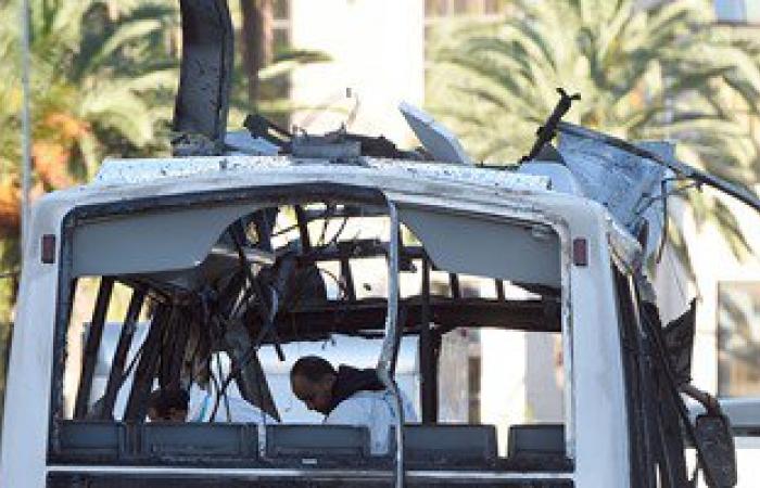 بالصور.. البحث الجنائى التونسى يفتش حطام حافلة الحرس الرئاسى والسبسى يزور المصابين