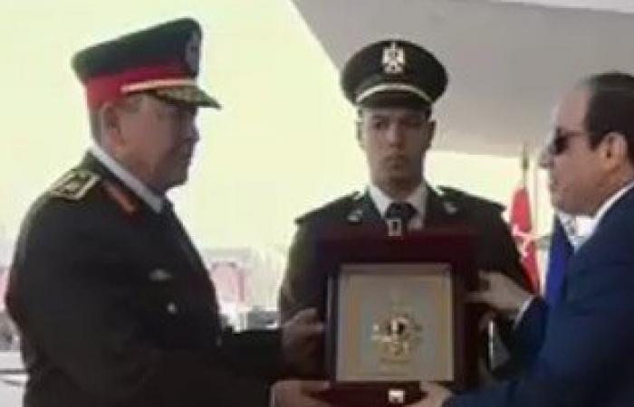 الرئيس السيسى يتسلم درع معهد "ضباط الصف" فى حفل التخرج
