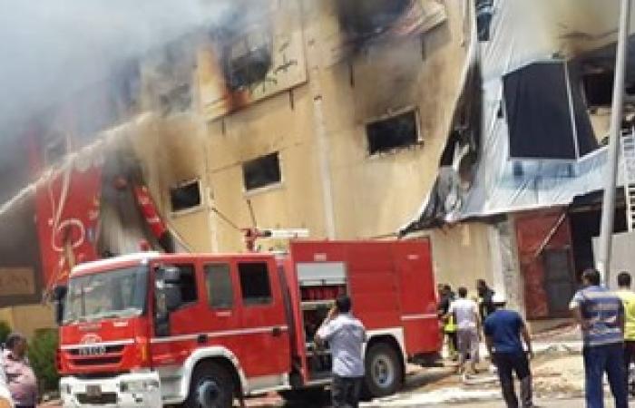 سيارات الإطفاء تحاول السيطرة على حريق مصنع الكرتون بمدينة العبور