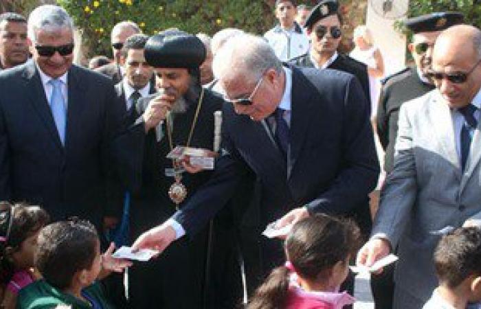 بالصور.. محافظ جنوب سيناء يوزع "العيدية" على الأطفال بالكنيسة