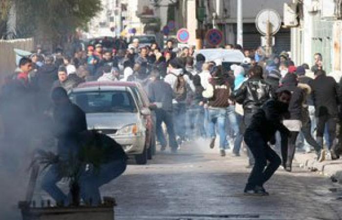 بالفيديو.. محتجون يشعلون الإطارات ويقطعون الطريق فى مدينة القصرين التونسية