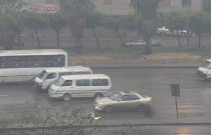 بالفيديو والصور.. أمطار غزيرة بالقليوبية وحذر السائقين بطريق إسكندرية الزراعى