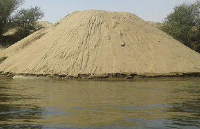 بالصور.. تعديات بالردم على مياه النيل أمام مبنى تفتيش حماية النهر فى أسوان