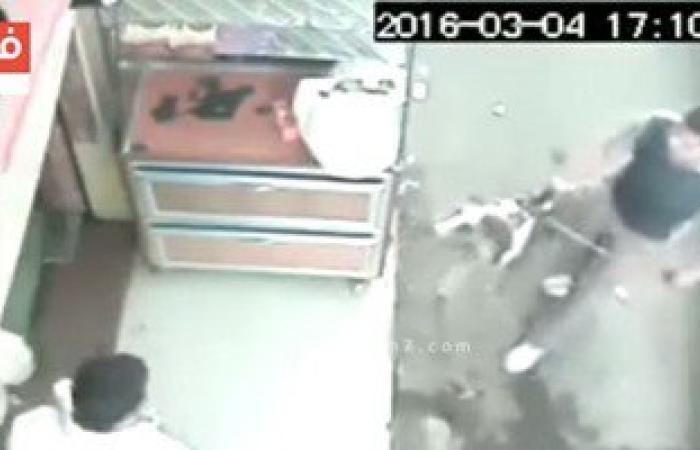 صحافة المواطن..بالفيديو..بلطجى بكفر الشيخ يفرض إتاوةعلى المحلات بكلب مفترس