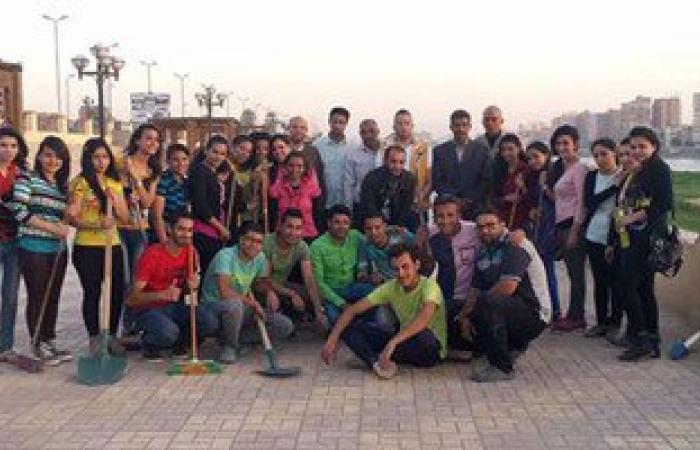 50 شابا وفتاة من مبادرة "انطلاق شباب" بسوهاج لتجميل كورنيش النيل