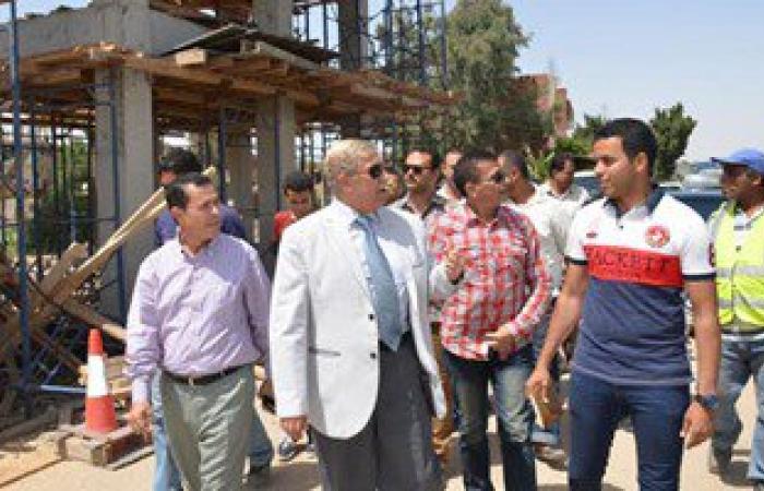 محافظ الإسماعيلية يتفقد أعمال إنشاء كوبرى المشاة الجديد بقرية المنايف