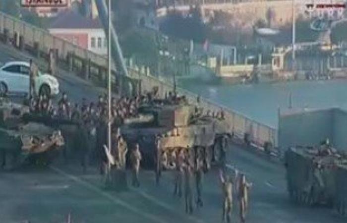 بالفيديو.. استسلام عدد من الجنود الأتراك على جسر البوسفور