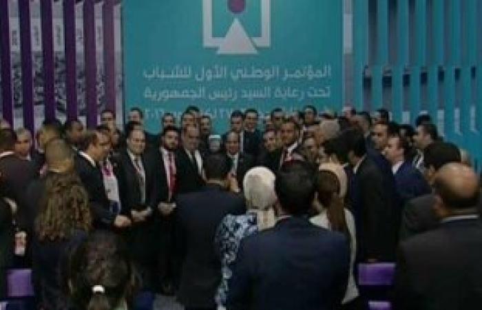 صورة تذكارية للرئيس مع شباب الأحزاب والقوى السياسية بمؤتمر شرم الشيخ