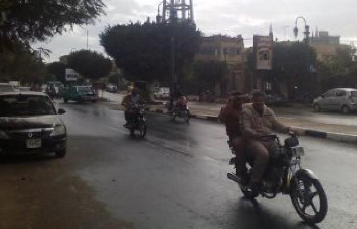 بالصور.. مرور المنيا يتابع حالة الطرق بعد هطول أمطار غزيرة