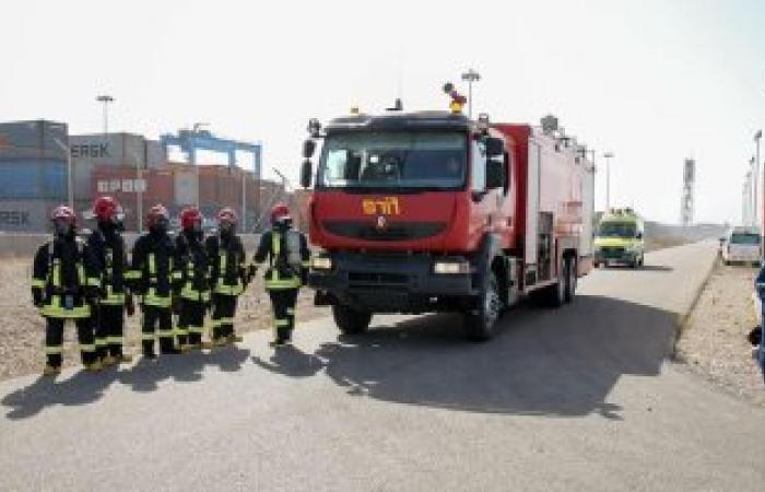 القاء مواد رغوية لمنع اشتعال النيران بعد تسرب بنزين من سيارة بكفر الشيخ