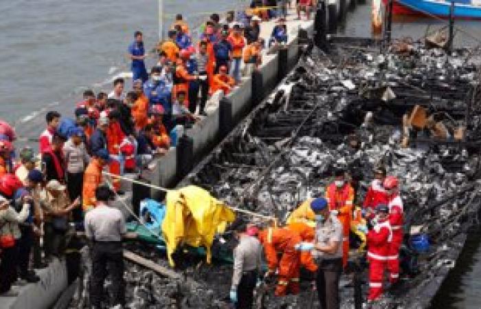 بالصور.. مصرع 5أشخاص وإنقاذ 100إثر نشوب حريق على متن قارب سياحى بإندونيسيا