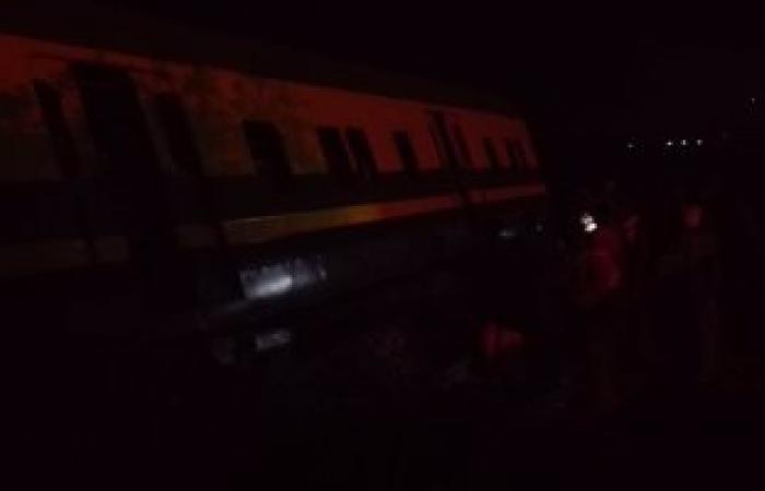 ننشر أول صور لحادث انقلاب قطار داخلى بين أسوان والأقصر