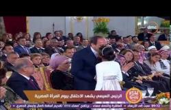 المرأة المصرية 2017 - في لقطة إنسانية الرئيس السيسي يقبل أحد الأطفال في إحتفالية يوم المرأة المصرية