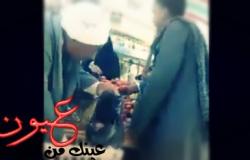 بالفيديو || بائع طماطم مصري يغش السيدات: إياك والوقوع ضحية لهذا «الخُضري»