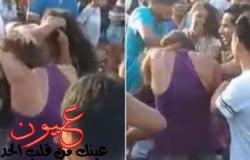 بالفيديو || امرأة تكتشف خيانة زوجها في مهرجان ديني ... انتهي بكارثه
