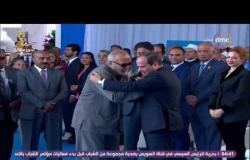 السفيرة عزيزة - الرئيس السيسي يقبل رأس أحد أبطال مدن القناة ومصابي الحرب