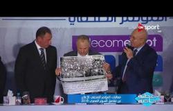 تغطية خاصة - سمير حلبية يهدى محمود الخطيب صورة خلال المؤتمر الخاص بمباراة السوبر المصرى