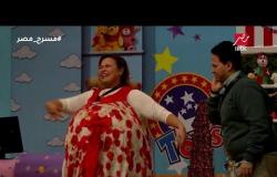 مسرح مصر - رقص كوميدي من ويزو بعد استفزاز كريم عفيفي