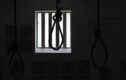الإعدام لبحريني والمؤبد لـ22 شخصا وإسقاط الجنسية عنهم