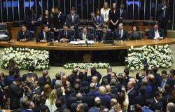 صورة .. نائبة في البرلمان البرازيلي ترتدي ملابس فاضحة وتشعل مجلس الشيوخ!