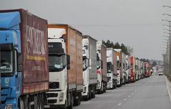 شاحنات أممية تنقل مساعدات إلى إدلب السورية عبر تركيا