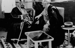 صورة نادرة عمرها 89 عاما لمؤسس السعودية مع ملك العراق