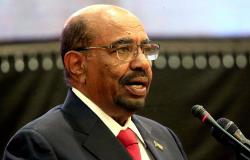 السودان: البشير يتخلى عن منصبه في الحزب الحاكم ويحل الحكومتين ويوقف تعديل الدستور