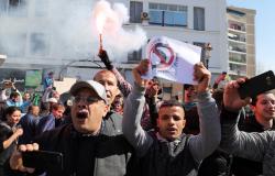 عشرات الآلاف يتظاهرون فى الجزائر احتجاجا على ترشح بوتفليقة لولاية خامسة