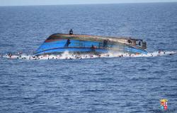 خليجيان يسبحان أكثر من 5 ساعات بعد غرق قاربهما في عرض البحر (صور)
