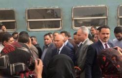 الركاب يلتفون حول كامل الوزير بمحطة مصر للشكوى من تأخر القطارات ويرد: كله هيتحل