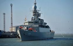 لماذا توجهت مدمرة وسفن حربية إيرانية إلى سلطنة عمان