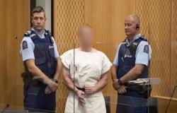 ما معنى الإشارة التي فعلها إرهابي نيوزيلندا بيده أثناء محاكمته؟
