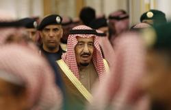 قطري يفاجئ الملك سلمان أمام آلاف السعوديين وولي العهد (صورة)