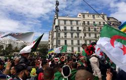 في أول جمعة بعد استقالة بوتفليقة... متظاهرون يوجهون رسالة للجيش الجزائري (فيديو)