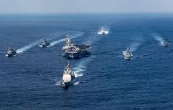 قائد إيراني يحذر السفن الحربية الأمريكية من الاقتراب من زوارق الحرس