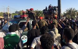 15 عسكريا بينهم ضباط ينضمون إلى المتظاهرين في السودان