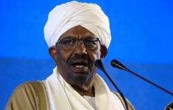 شاهد.. لحظة اقتحام المتظاهرين منزل الرئيس السوداني السابق عمر البشير