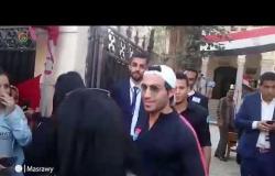 الاستفتاء| تجمع المواطنين لأخذ السيلفي مع "أحمد فهمي" امام إحدى اللجان