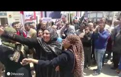 الاستفتاء|وصلة رقص لسيدات أمام اللجنة الرئيسية للوافدين بمحطة مصر