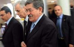رئيس وزراء الجزائر السابق يصل إلى المحكمة (صور)