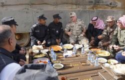 الملك الأردني يلتقي رفاق السلاح خلال تمرينات عسكرية ويتناول وجبة الفطور معهم (فيديو-صور)
