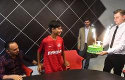 الطفل العراقي بطل "الرغبة في الحياة" يحتفل بعيد ميلاده في ملعب سبارتاك (صور)