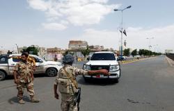 سيارات دفع رباعي تجوب دولة عربية ترفع صور الخميني و"حزب الله"