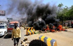 الأمن السوداني يلاحق المتظاهرين في أم درمان ويغلق الطرق المؤدية للخرطوم