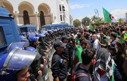 الجزائر... اعتقال عشرات المتظاهرين