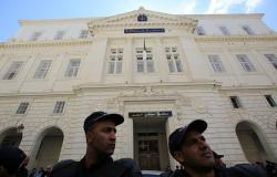 وزيران جزائريان سابقان يمثلان أمام المحكمة العليا غدا